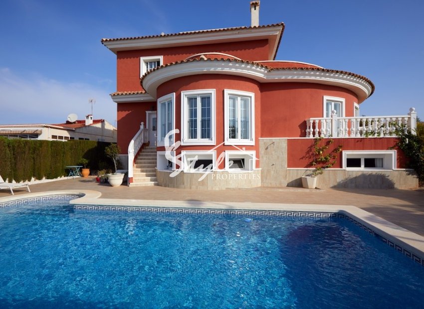 Elegant 5-bedroom villa for sale in Ciudad Quesada, Costa Blanca, Spain. ID2337