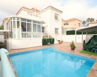 En venta casa de 4 dormitorios y piscina privada en Villamartin, Costa Blanca, España. ID2331