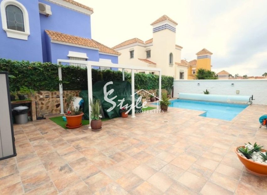 En venta casa de 4 dormitorios y piscina privada en Villamartin, Costa Blanca, España. ID2331