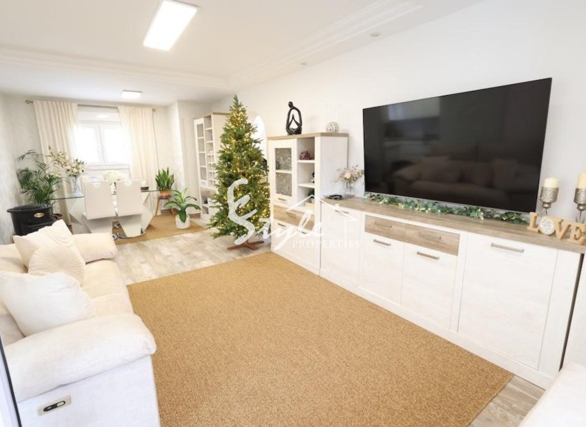 En venta casa de 4 dormitorios y piscina privada en Villamartin, Costa Blanca, España. ID2331