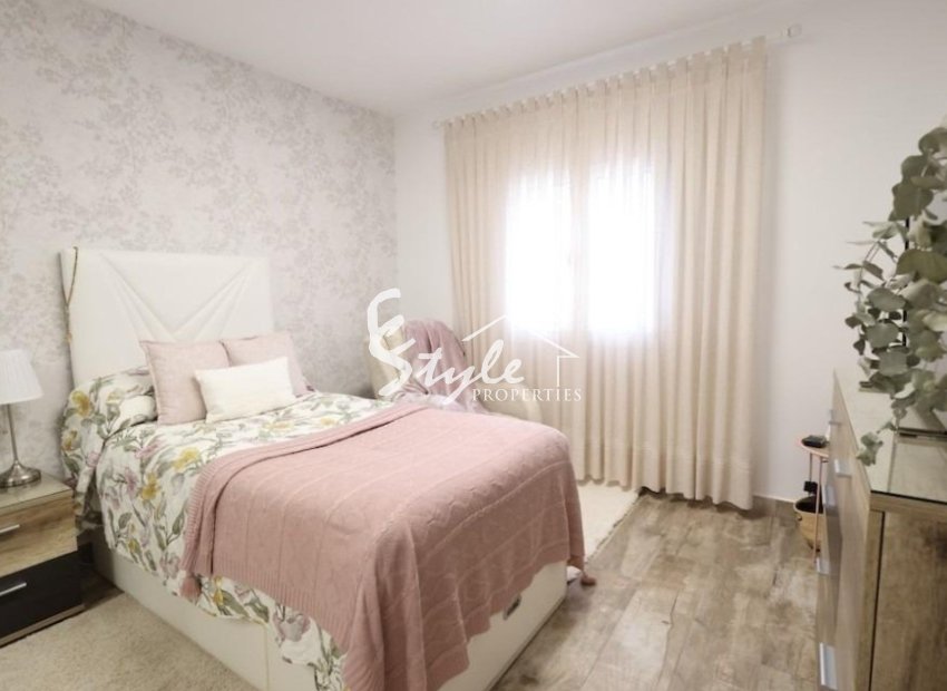 En venta casa de 4 dormitorios y piscina privada en Villamartin, Costa Blanca, España. ID2331
