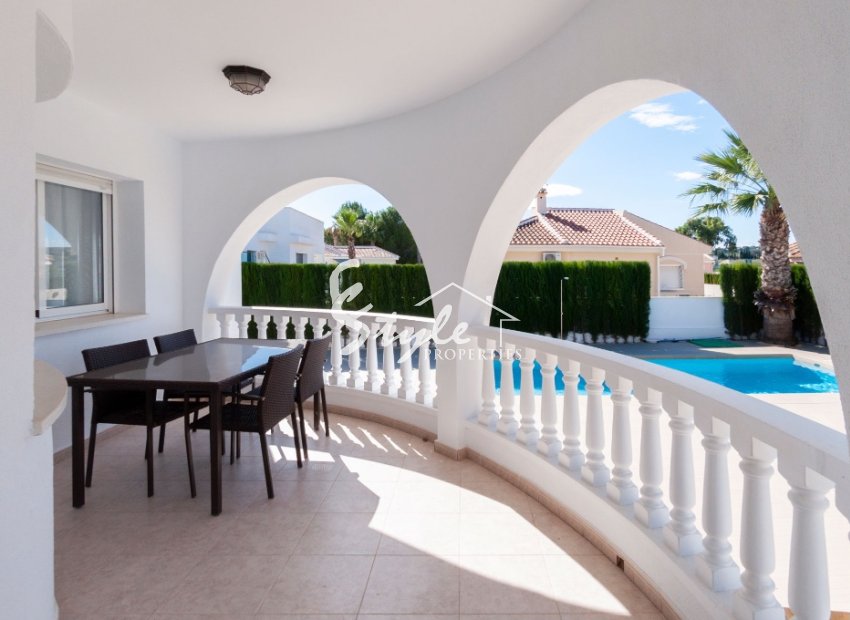 En venta villa de nueva construcción en Ciudad Quesada ON1227