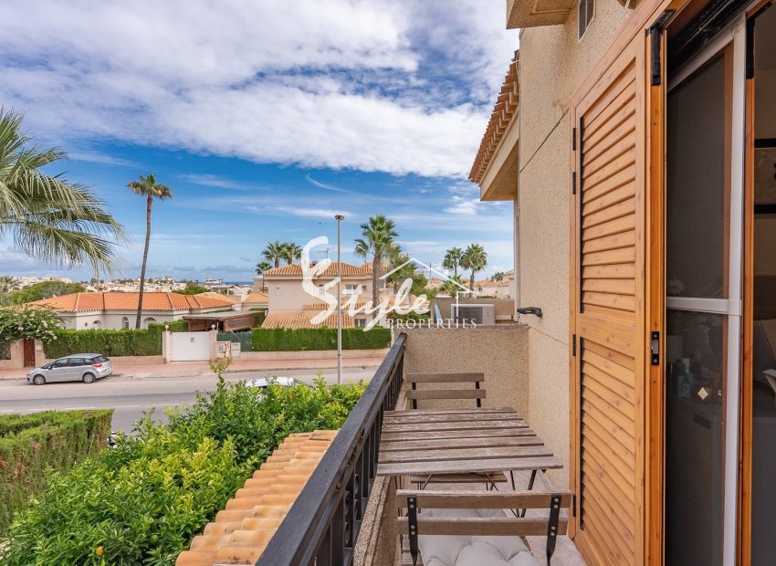 Encantador adosado reformado en venta con vistas al mar en Playa Flamenca, Costa Blanca, España. ID2750
