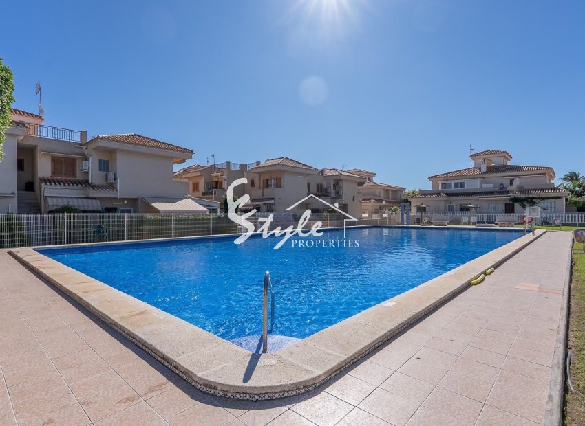 Encantador adosado reformado en venta con vistas al mar en Playa Flamenca, Costa Blanca, España. ID2750