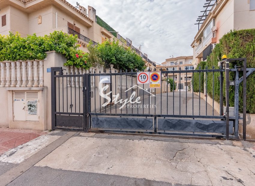 Encantador adosado reformado en venta con vistas al mar en Playa Flamenca, Costa Blanca, España. ID2750