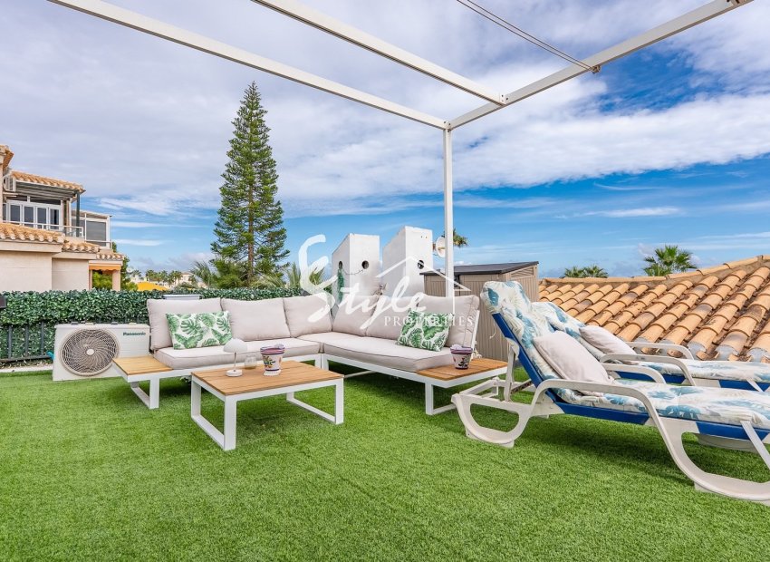 Encantador adosado reformado en venta con vistas al mar en Playa Flamenca, Costa Blanca, España. ID2750