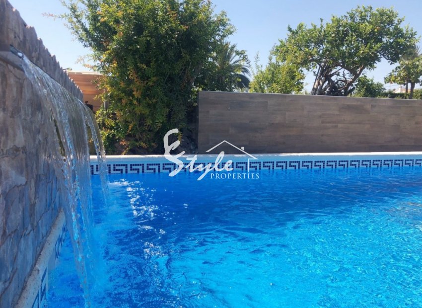 Финка с большим участком и классическим интерьером в продаже в La Marina, Costa Blanca South, Spain