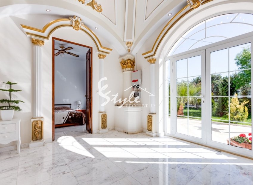 Финка с большим участком и классическим интерьером в продаже в La Marina, Costa Blanca South, Spain