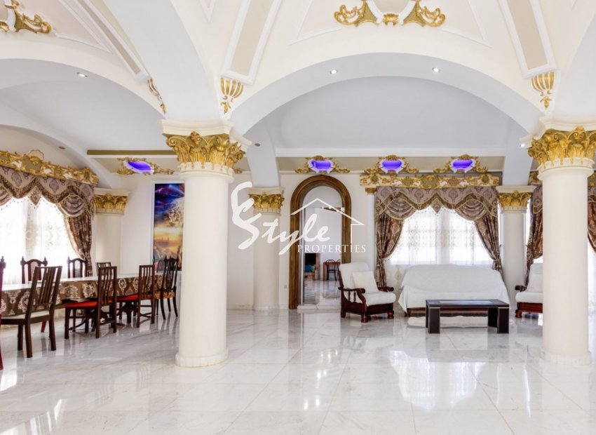 Финка с большим участком и классическим интерьером в продаже в La Marina, Costa Blanca South, Spain