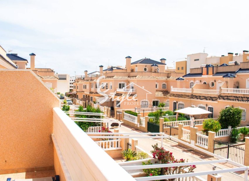 For sale: 2-bedroom townhouse in a gated community in Villamartin, Costa Blanca, Spain. ID2347