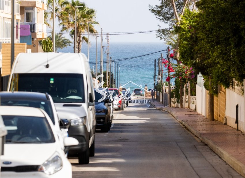 For sale 2 beds apartment 300 m from the sea in Punta Prima, Costa Blanca, Spain. ID1800