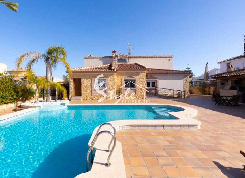 For sale  5 bedrooms villa  with huge garage  165 m2 in Los Altos, Orihuela Costa, Costa Blanca , Spain. ID2689