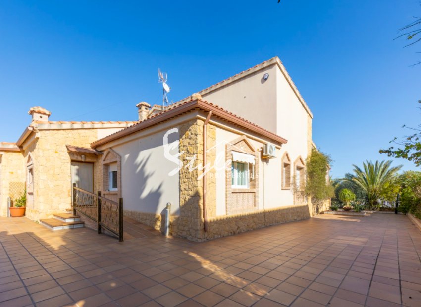 For sale  5 bedrooms villa  with huge garage  165 m2 in Los Altos, Orihuela Costa, Costa Blanca , Spain. ID2689