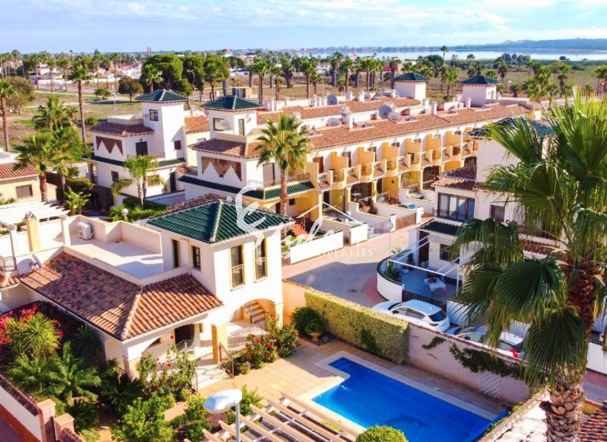 For sale a detached villa with a swimming pool in Doña Pepa, Cuidad Quesada, Costa Blanca, Spain. ID1356