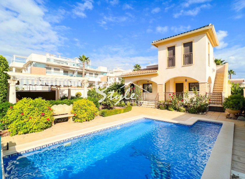 For sale a detached villa with a swimming pool in Doña Pepa, Cuidad Quesada, Costa Blanca, Spain. ID1356