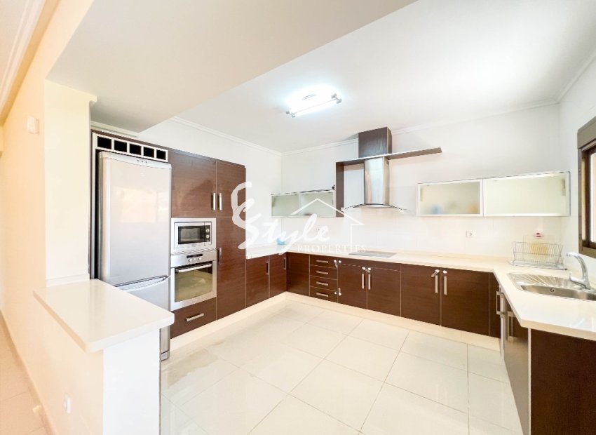 For sale a detached villa with a swimming pool in Doña Pepa, Cuidad Quesada, Costa Blanca, Spain. ID1356