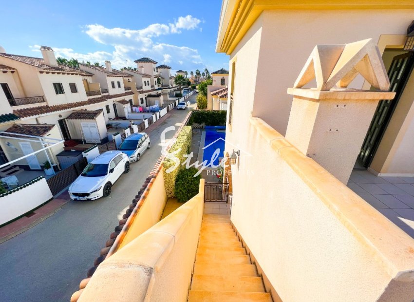 For sale a detached villa with a swimming pool in Doña Pepa, Cuidad Quesada, Costa Blanca, Spain. ID1356