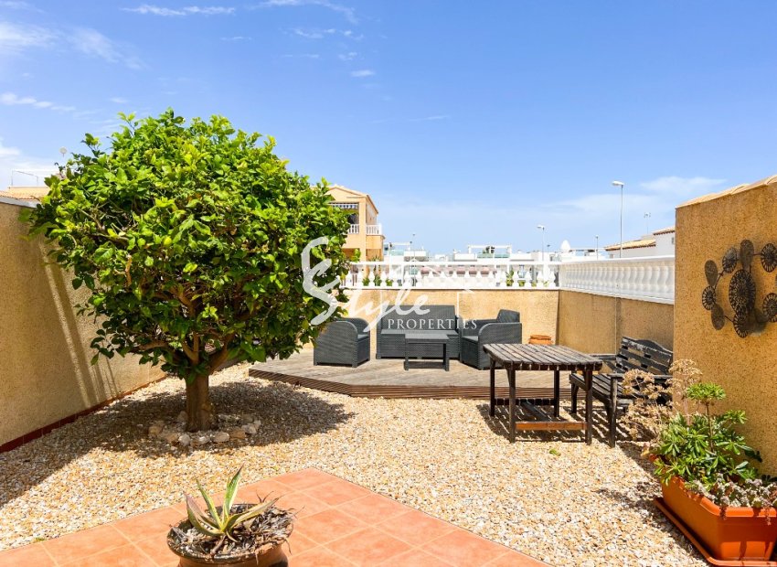 For sale a penthouse with the sea views and garden in La Cinuelica, Punta Prima, Costa Blanca. ID3336