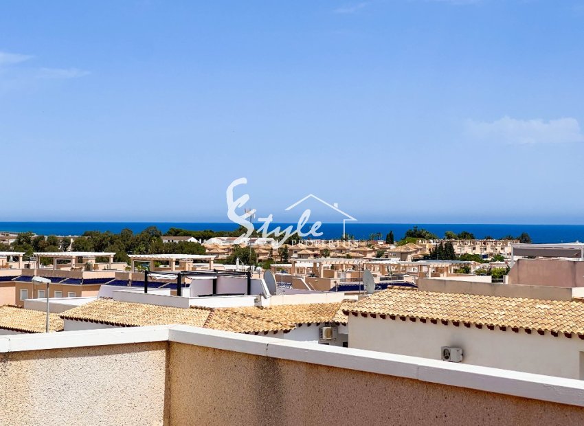 For sale a penthouse with the sea views and garden in La Cinuelica, Punta Prima, Costa Blanca. ID3336