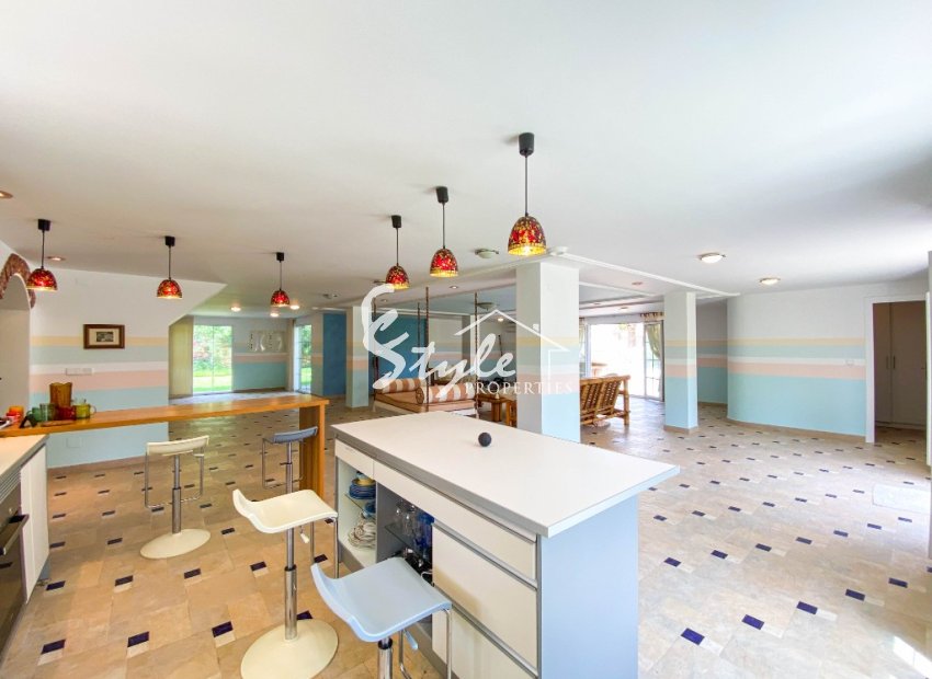 For sale an exclusive luxury villa with a large plot in Villamartin, Costa Blanca, Spain. ID3484