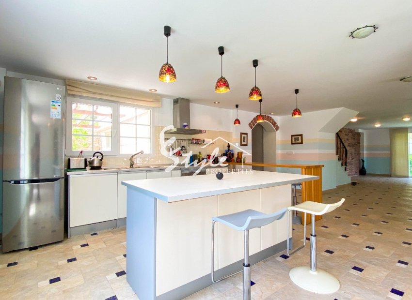 For sale an exclusive luxury villa with a large plot in Villamartin, Costa Blanca, Spain. ID3484