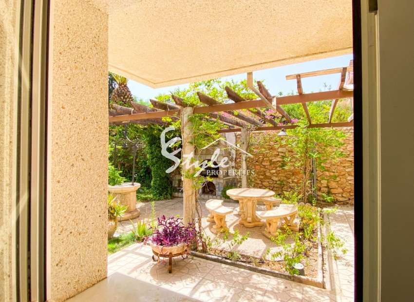 For sale an exclusive luxury villa with a large plot in Villamartin, Costa Blanca, Spain. ID3484