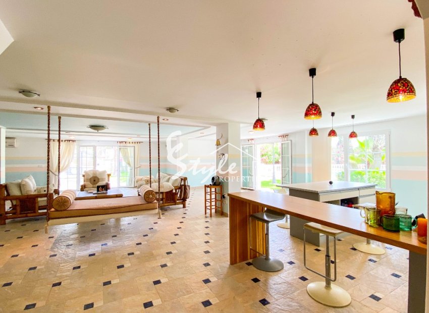 For sale an exclusive luxury villa with a large plot in Villamartin, Costa Blanca, Spain. ID3484