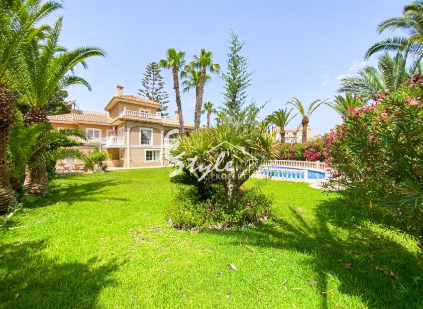 For sale an exclusive luxury villa with a large plot in Villamartin, Costa Blanca, Spain. ID3484