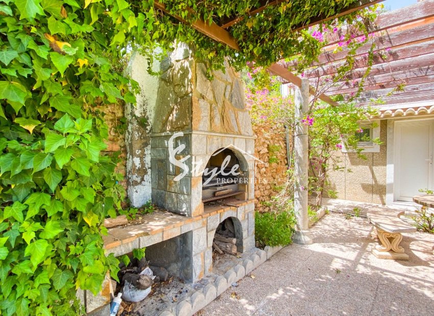 For sale an exclusive luxury villa with a large plot in Villamartin, Costa Blanca, Spain. ID3484