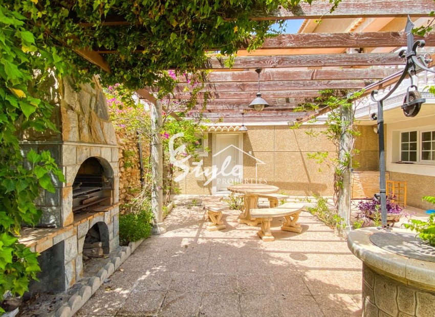 For sale an exclusive luxury villa with a large plot in Villamartin, Costa Blanca, Spain. ID3484