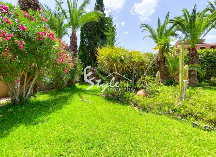 For sale an exclusive luxury villa with a large plot in Villamartin, Costa Blanca, Spain. ID3484