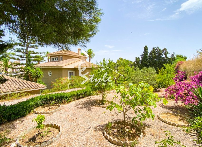 For sale an exclusive luxury villa with a large plot in Villamartin, Costa Blanca, Spain. ID3484
