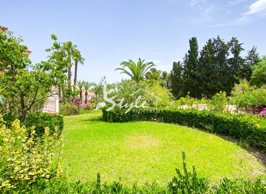 For sale an exclusive luxury villa with a large plot in Villamartin, Costa Blanca, Spain. ID3484