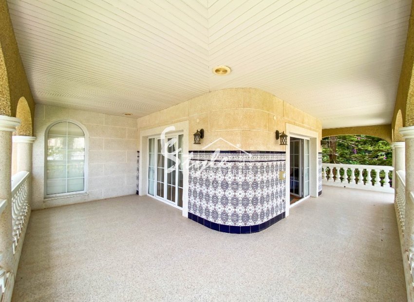 For sale an exclusive luxury villa with a large plot in Villamartin, Costa Blanca, Spain. ID3484