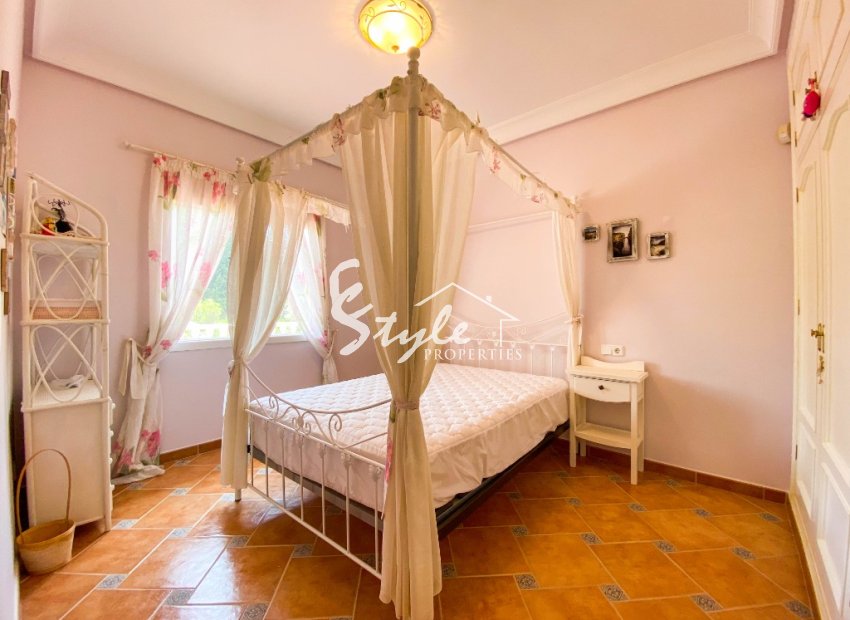 For sale an exclusive luxury villa with a large plot in Villamartin, Costa Blanca, Spain. ID3484