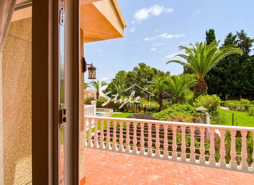 For sale an exclusive luxury villa with a large plot in Villamartin, Costa Blanca, Spain. ID3484