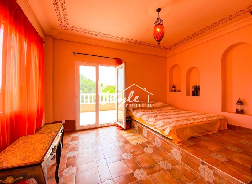 For sale an exclusive luxury villa with a large plot in Villamartin, Costa Blanca, Spain. ID3484