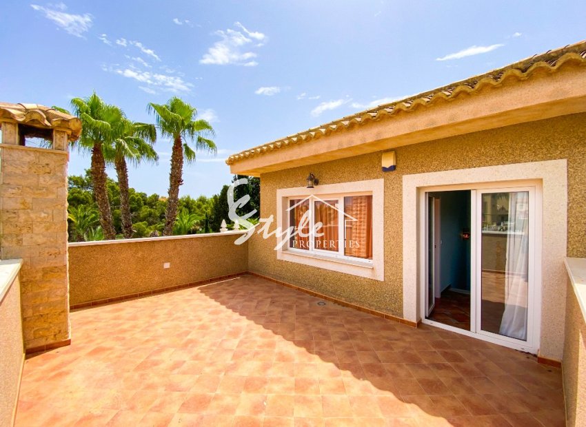 For sale an exclusive luxury villa with a large plot in Villamartin, Costa Blanca, Spain. ID3484