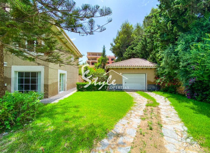 For sale an exclusive luxury villa with a large plot in Villamartin, Costa Blanca, Spain. ID3484