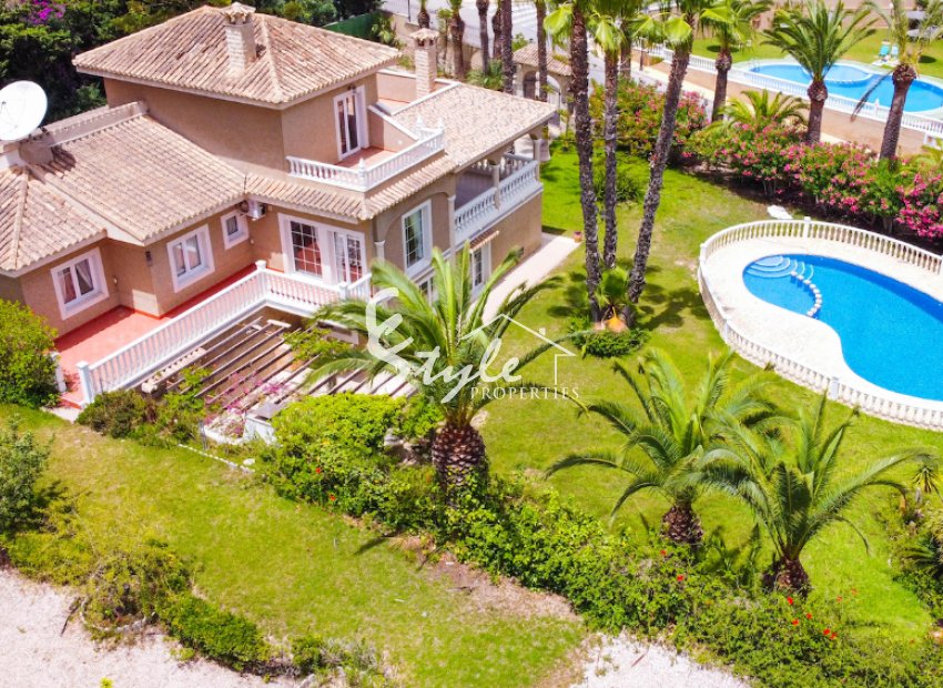 For sale an exclusive luxury villa with a large plot in Villamartin, Costa Blanca, Spain. ID3484