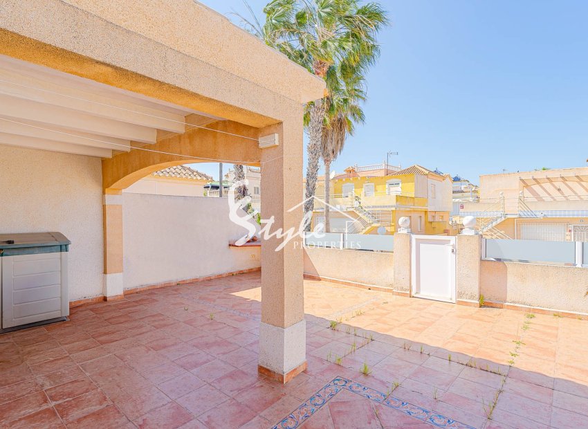 For sale beautiful bungalow with solarium in a gated community with pool in Los Altos, Torrevieja, Costa Blanca. ID2425