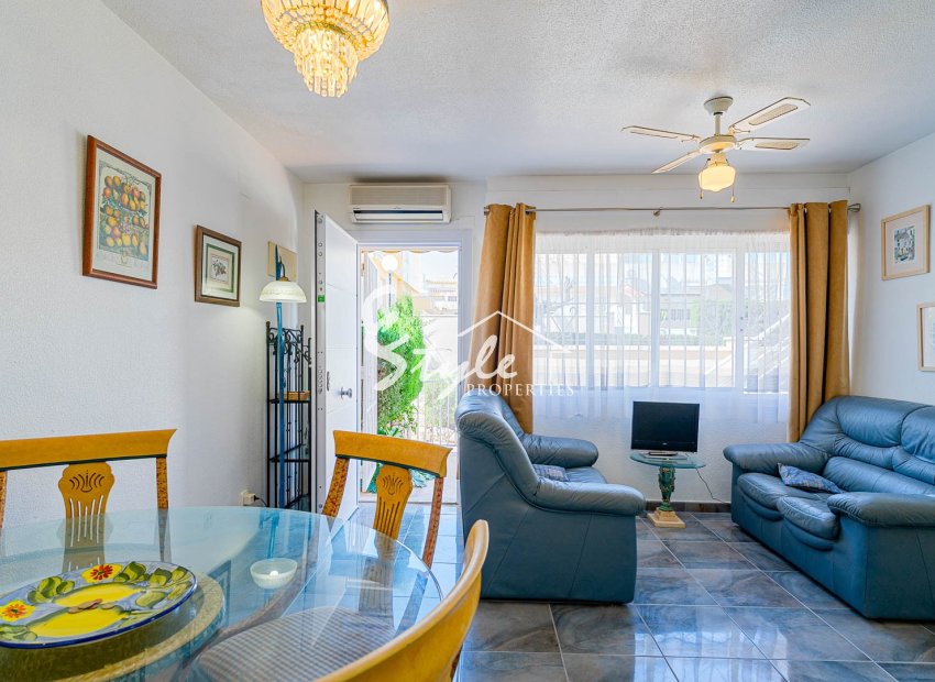 For sale beautiful bungalow with solarium in a gated community with pool in Los Altos, Torrevieja, Costa Blanca. ID2425