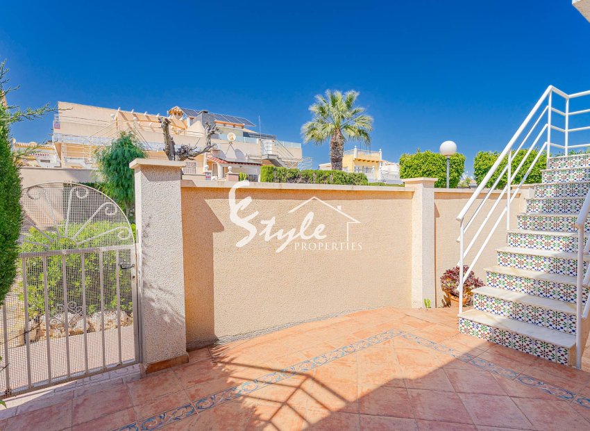 For sale beautiful quad in a gated community with pool in Los Altos, Torrevieja, Costa Blanca. ID2425