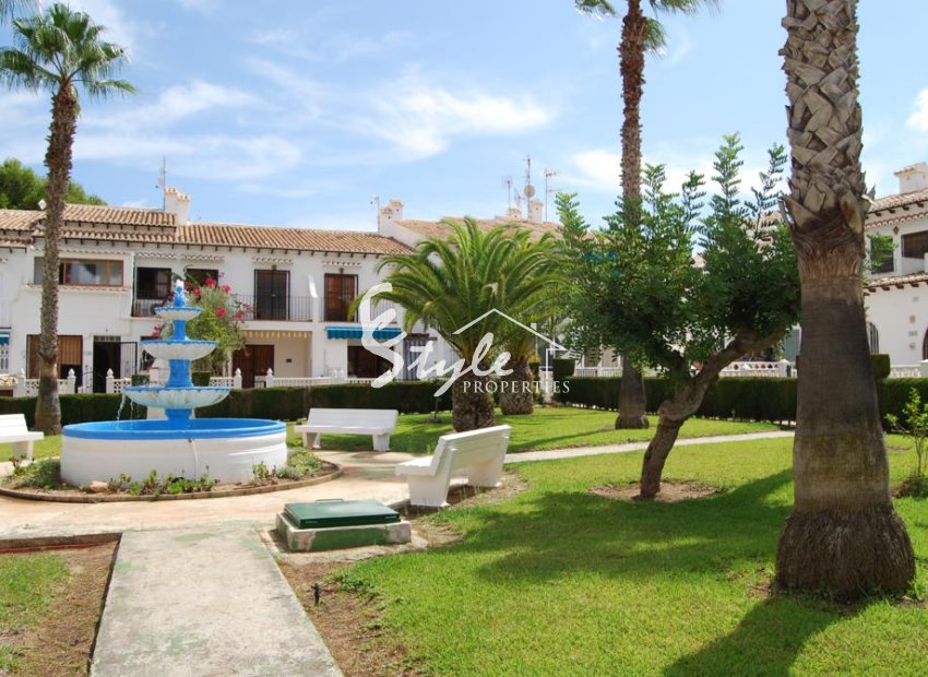For sale cheap property for renovation in Lago Jardin II, Los Balcones, Torrevieja. ID1429
