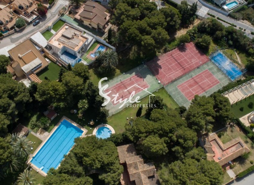 For sale classic style villa close to the beach in Campoamor, Costa Blanca, Spain. ID1722