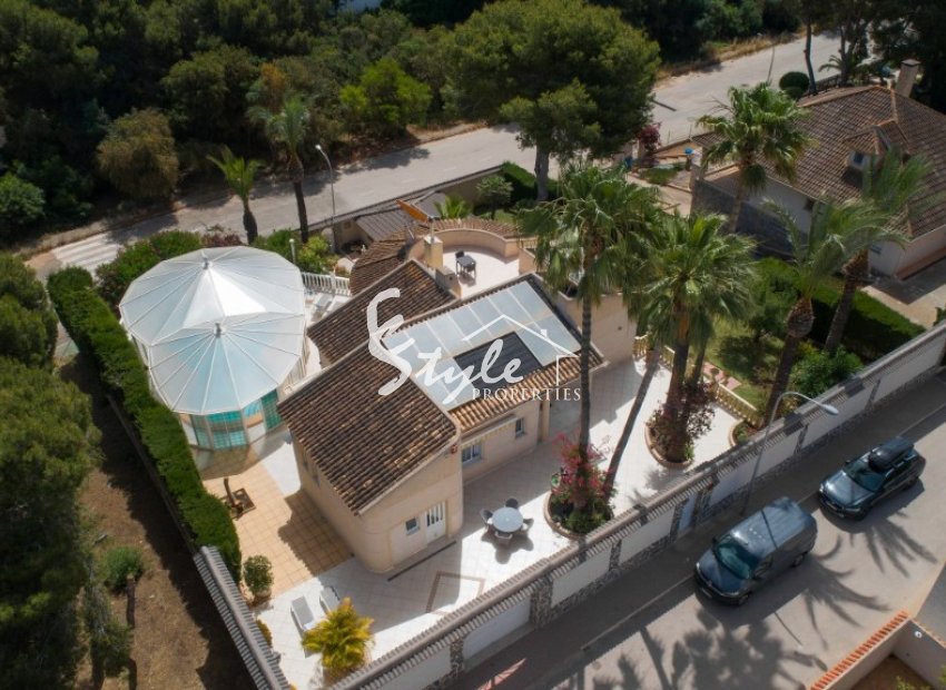 For sale classic style villa close to the beach in Campoamor, Costa Blanca, Spain. ID1722