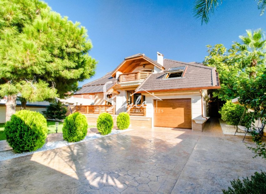For sale comfortable luxury villa with pool and green areas in Ciudad Quesada, Costa Blanca