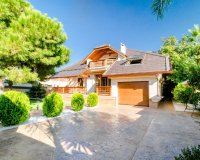 For sale comfortable luxury villa with pool and green areas in Ciudad Quesada, Costa Blanca