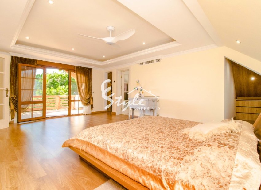 For sale comfortable luxury villa with pool and green areas in Ciudad Quesada, Costa Blanca