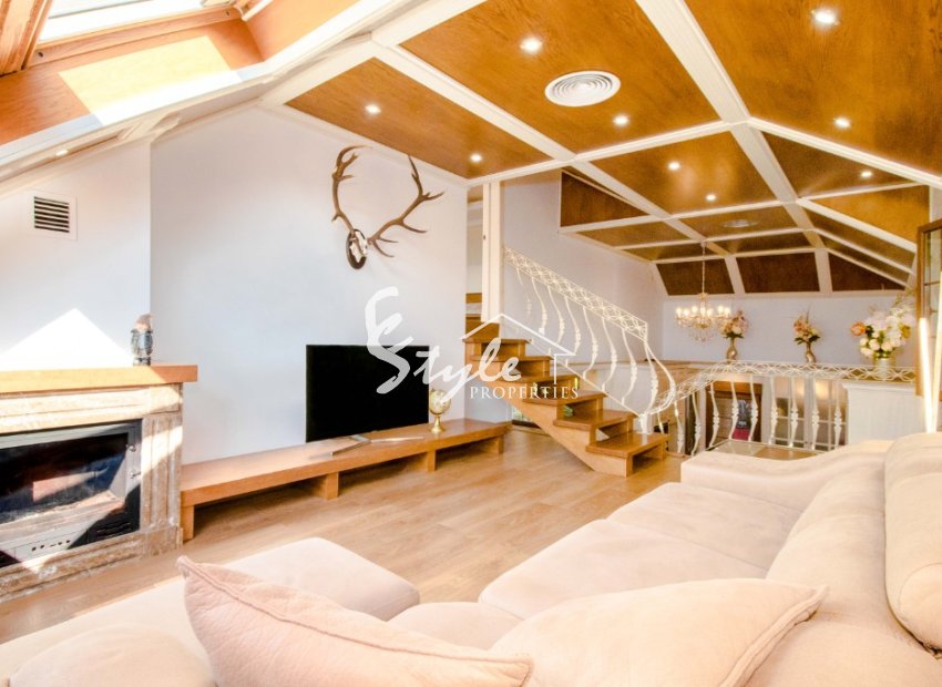 For sale comfortable luxury villa with pool and green areas in Ciudad Quesada, Costa Blanca